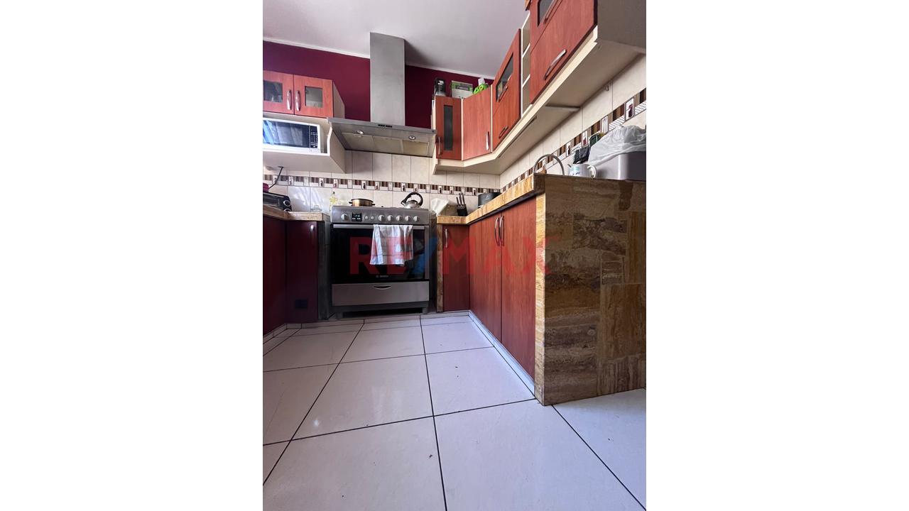 Venta De Casa 200 M2 En Esquina En Zona Muy Comercial - Comas — foto 5