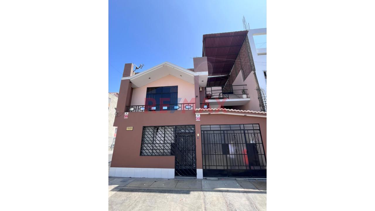 Venta De Casa 200 M2 En Esquina En Zona Muy Comercial - Comas — foto 3