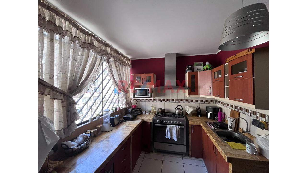 Venta De Casa 200 M2 En Esquina En Zona Muy Comercial - Comas — foto 4