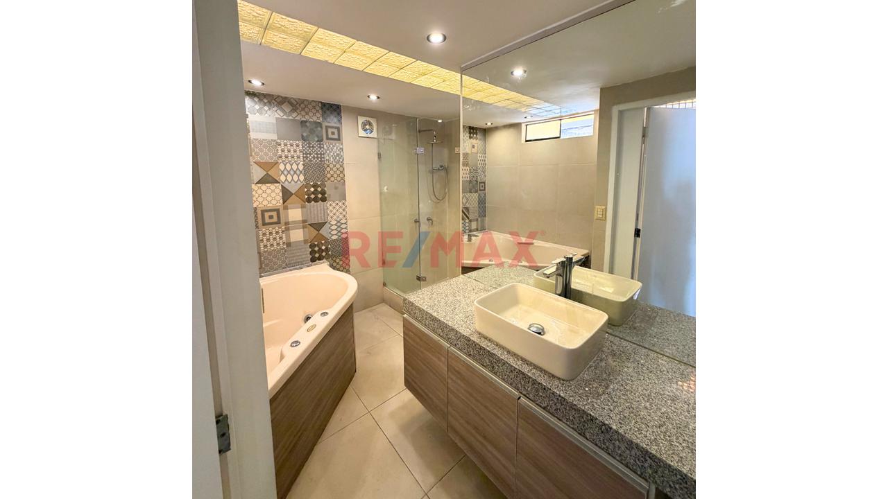 Amplio Duplex Frente A Parque En Surco 🏡 - 9