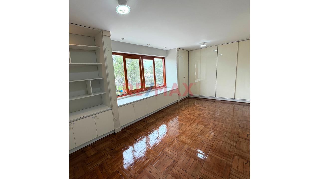 Amplio Duplex Frente A Parque En Surco 🏡 - 16