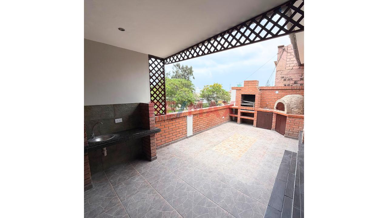 Amplio Duplex Frente A Parque En Surco 🏡 - 3