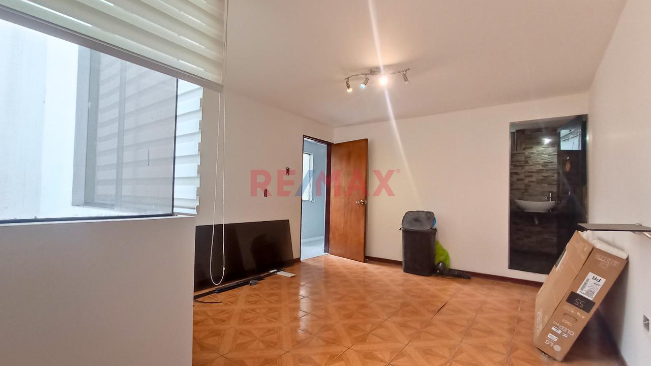 Departamento En Alquiler En Surco Con Balcón, Parque Y 2 Dormitorios | Surco — foto 8