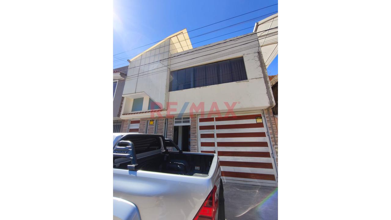Casa En Alquiler Con 2 Departamentos Independientes En Socabaya — foto 2