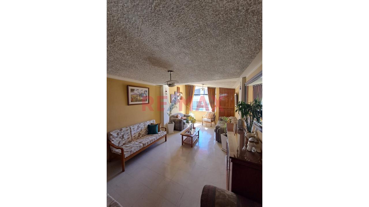 Casa En Venta Urb Lambramani — foto 1