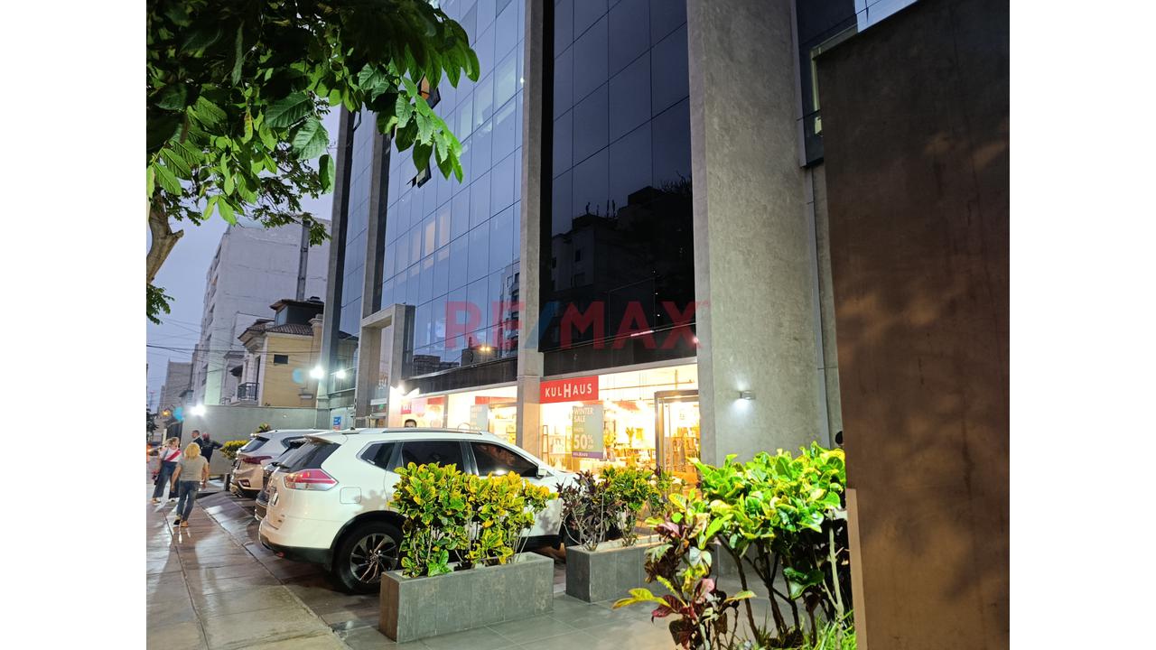 Se Vende Oficina En Muy Buena Ubicación. Centro De Miraflores , Segura, Iluminada Y Comoda. Con Estacionamiento Techado Incluído. — foto 2