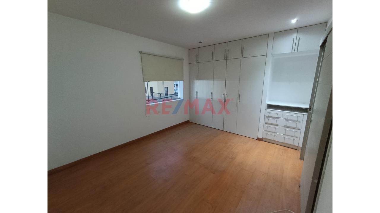 Se Vende Oficina En Muy Buena Ubicación. Centro De Miraflores , Segura, Iluminada Y Comoda. Con Estacionamiento Techado Incluído. — foto 14
