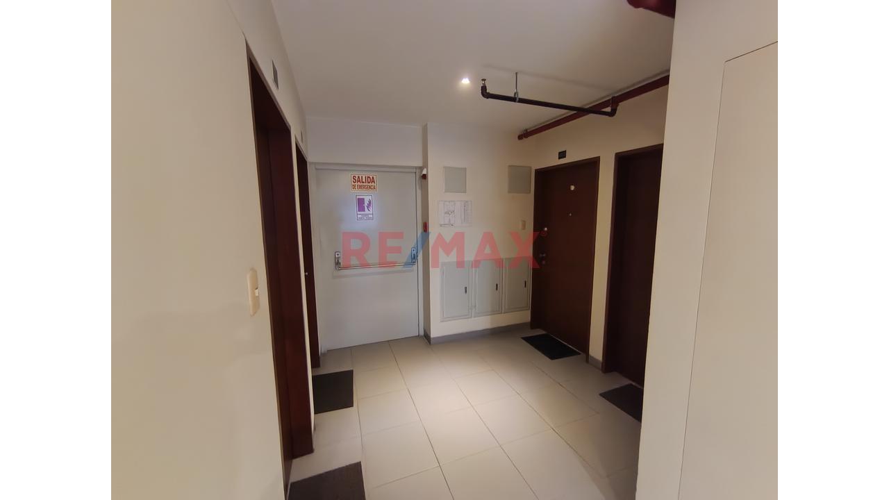 Se Vende Oficina En Muy Buena Ubicación. Centro De Miraflores , Segura, Iluminada Y Comoda. Con Estacionamiento Techado Incluído. — foto 6