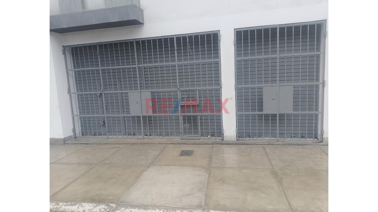 Local Comercial En Avenida Ariosto Matellini
