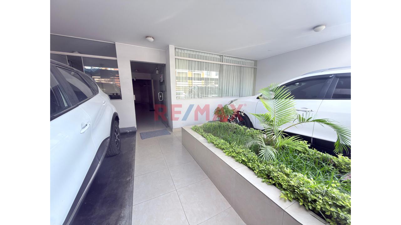 ¡Departamento De 3 Dormitorios + Estacionamiento Amplio En La Calera De Monterrico! - 17