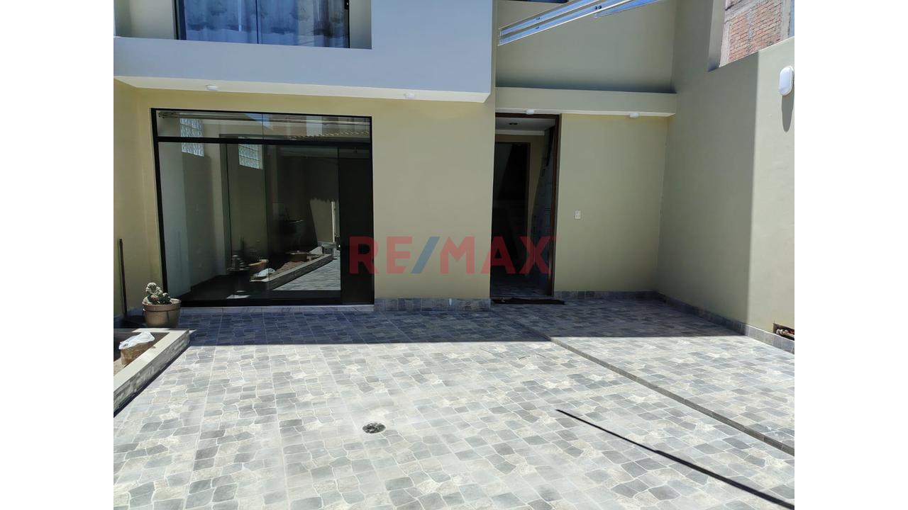 Alquiler Amplio Departamento En Estreno En Urbanización Cerrada, Cerca A Centro De Convenciones Cerro Juli — foto 4