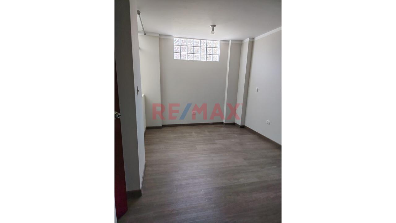 Alquiler Amplio Departamento En Estreno En Urbanización Cerrada, Cerca A Centro De Convenciones Cerro Juli — foto 3