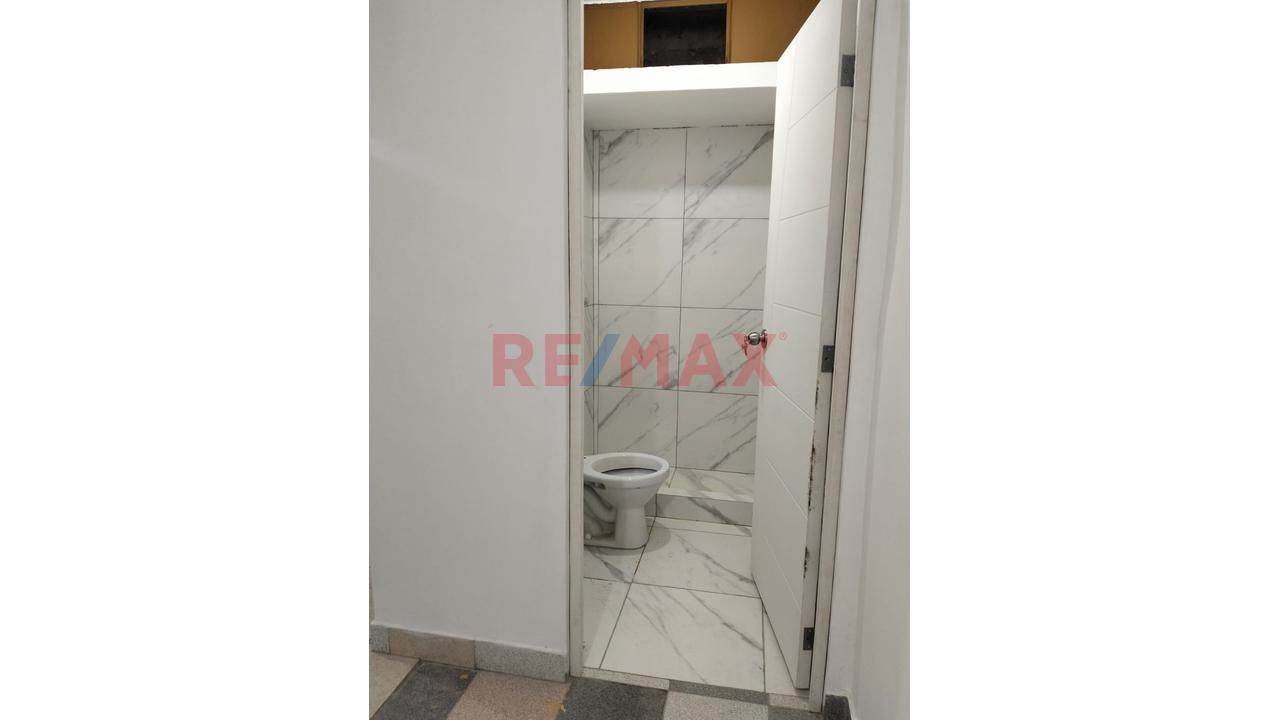 Amplio Local Comercial En Los Olivos - 19