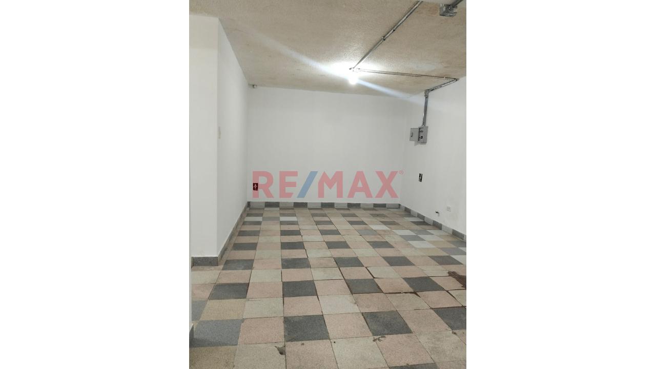 Amplio Local Comercial En Los Olivos - 7