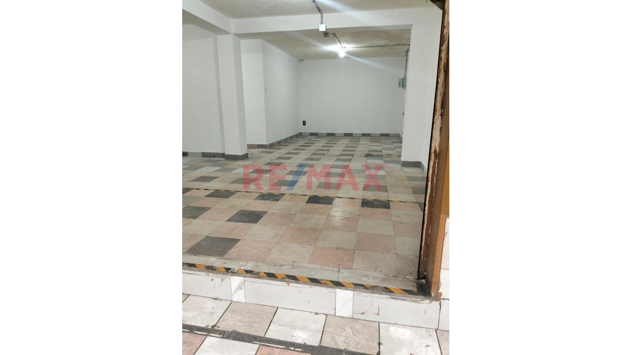 Amplio Local Comercial En Los Olivos - 15