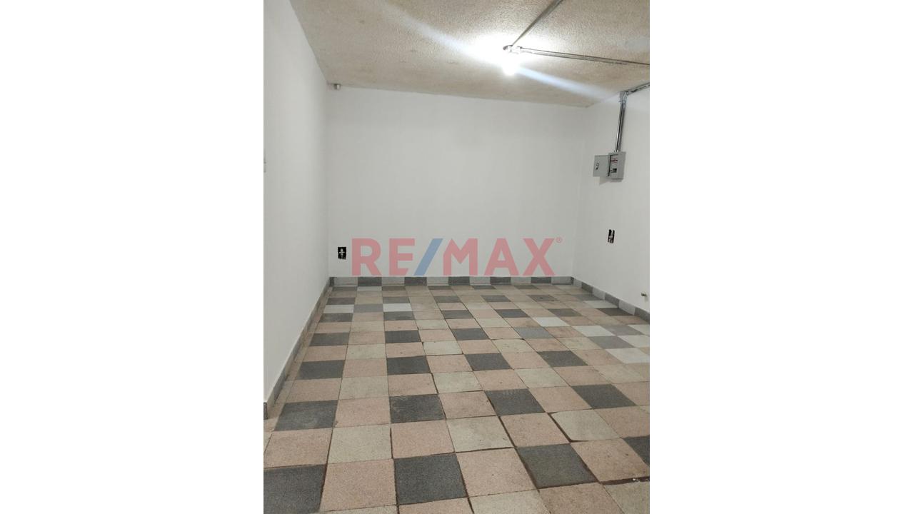 Amplio Local Comercial En Los Olivos - 12