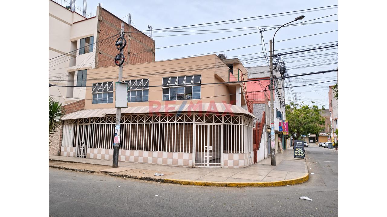 Amplio Local Comercial En Los Olivos - 2