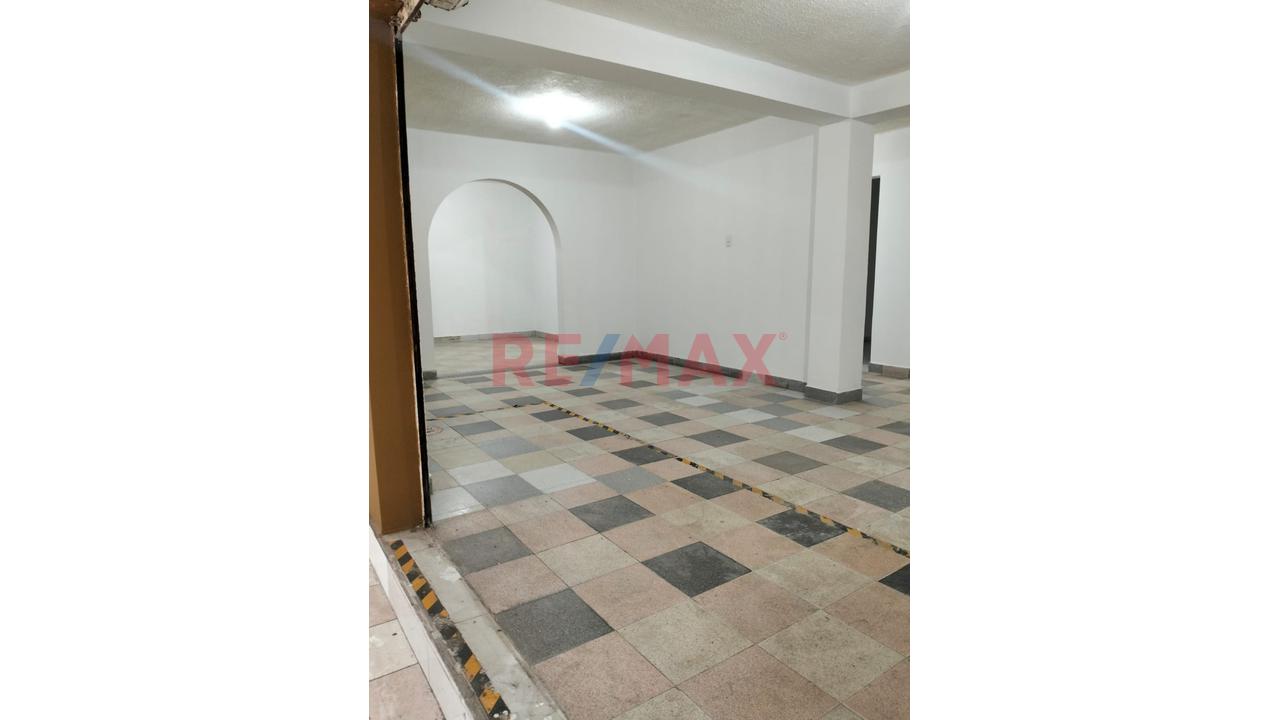 Amplio Local Comercial En Los Olivos - 10