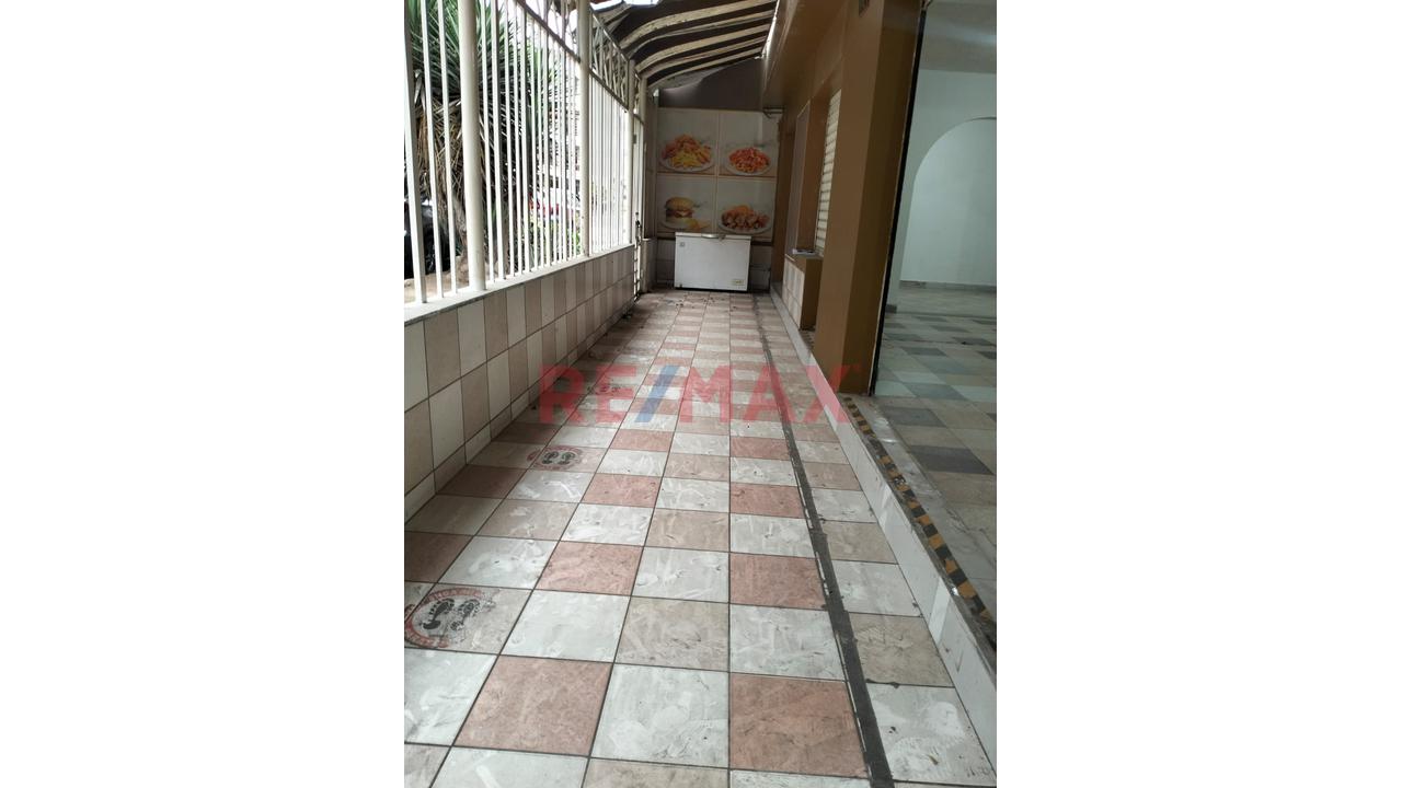 Amplio Local Comercial En Los Olivos - 11