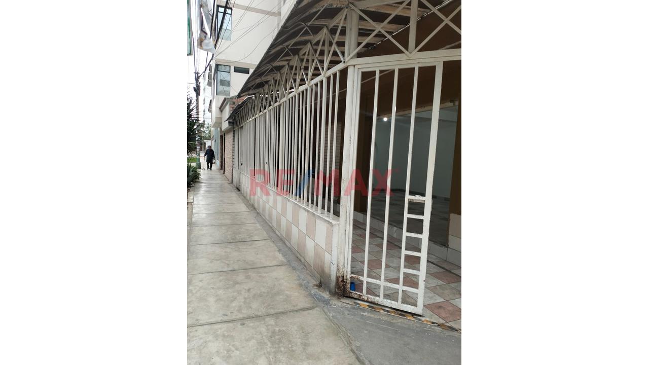 Amplio Local Comercial En Los Olivos - 17
