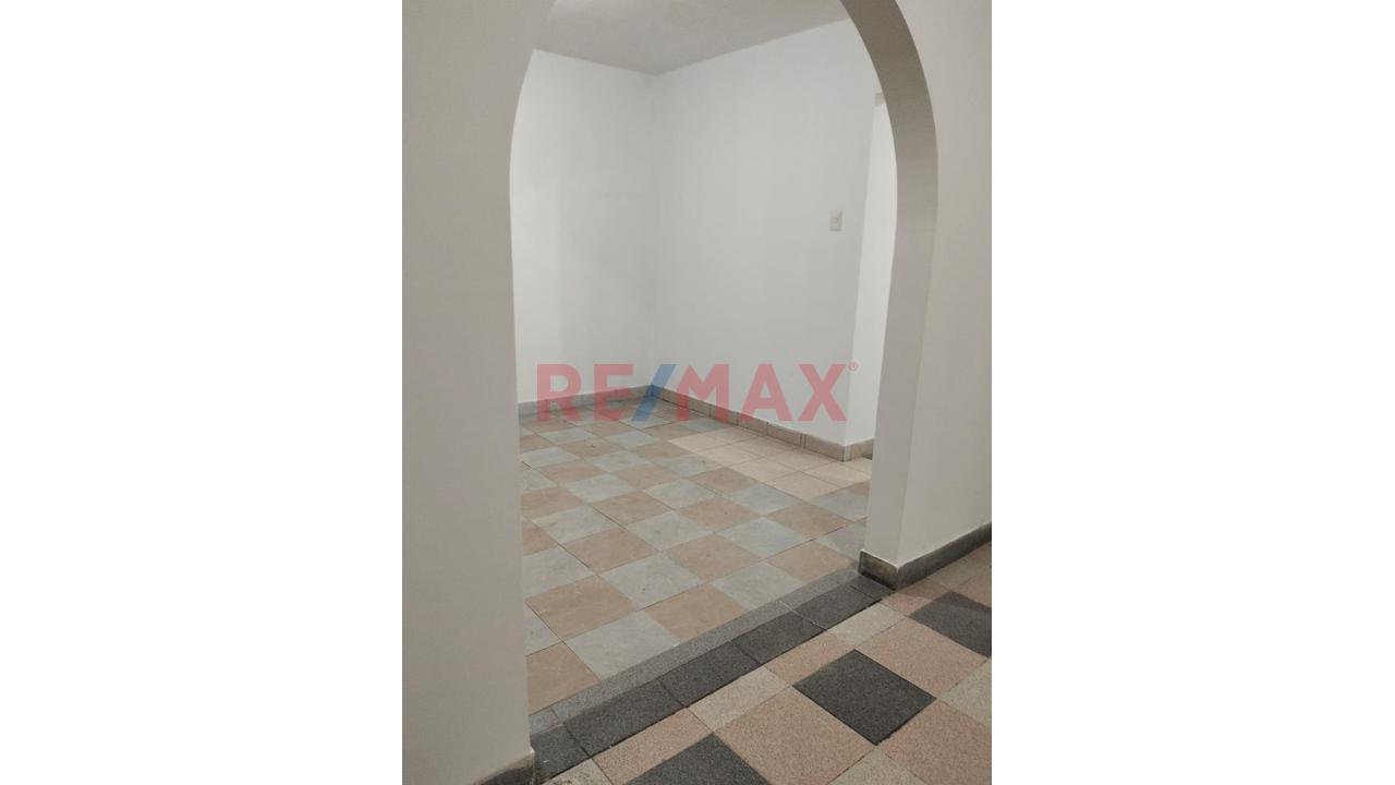 Amplio Local Comercial En Los Olivos - 6