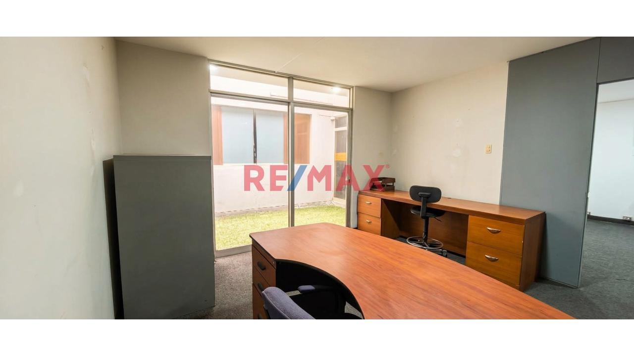 Oficina En Alquiler De 19 M² Con Terraza En San Isidro – Excelente Ubicación