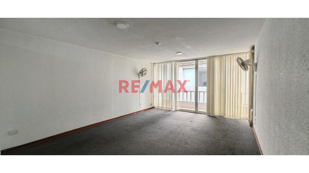 Oficina En Alquiler De 42 M² Con Balcón En San Isidro