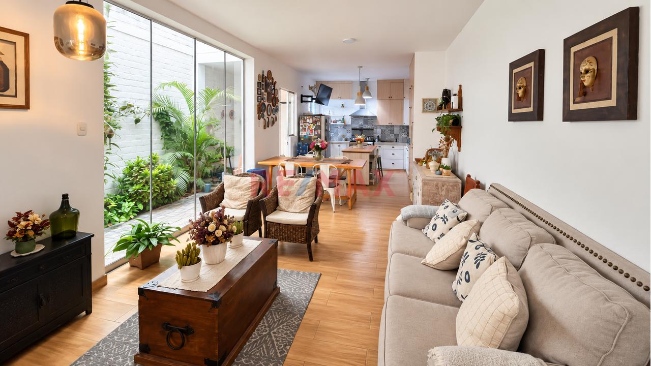 Se Vende Hermosa Y Moderna Casa De 3 Pisos Con Piscina En Excelente Ubicación — foto 2
