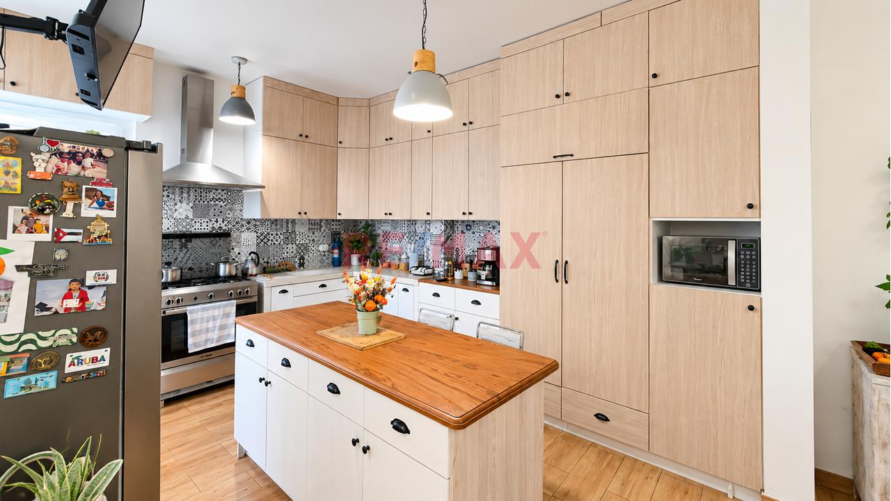 Se Vende Hermosa Y Moderna Casa De 3 Pisos Con Piscina En Excelente Ubicación — foto 8