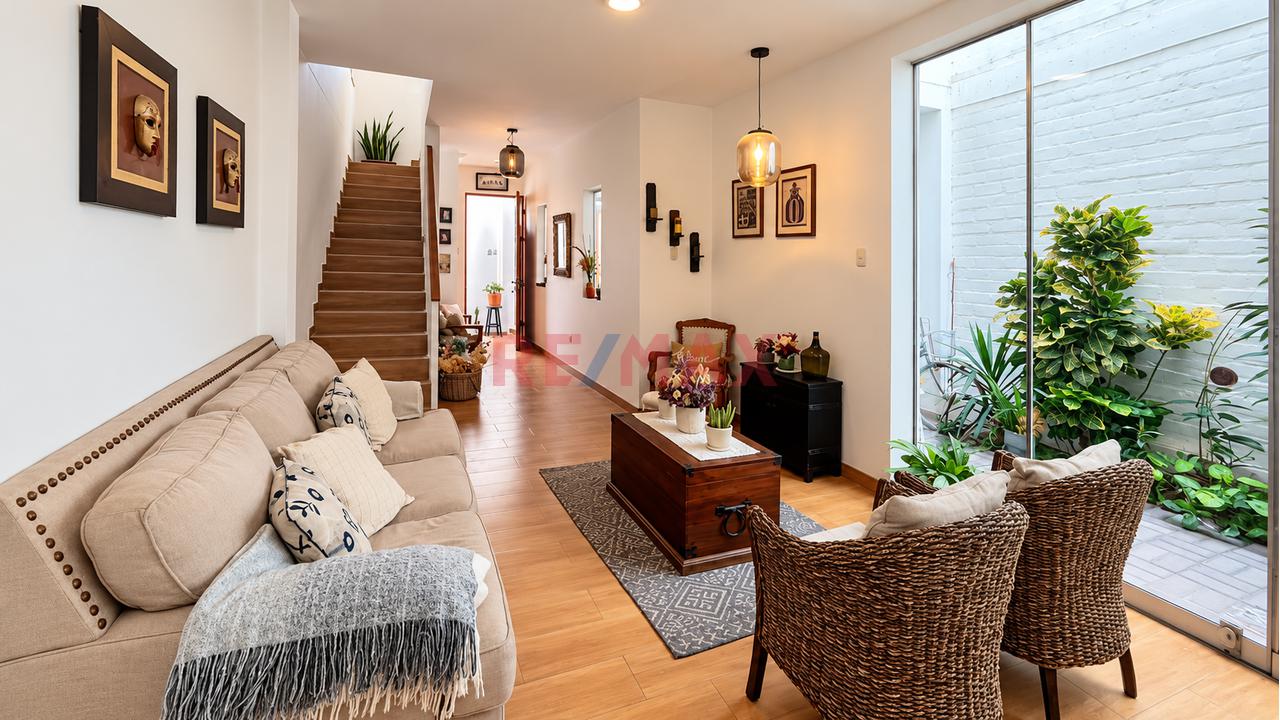 Se Vende Hermosa Y Moderna Casa De 3 Pisos Con Piscina En Excelente Ubicación — foto 4