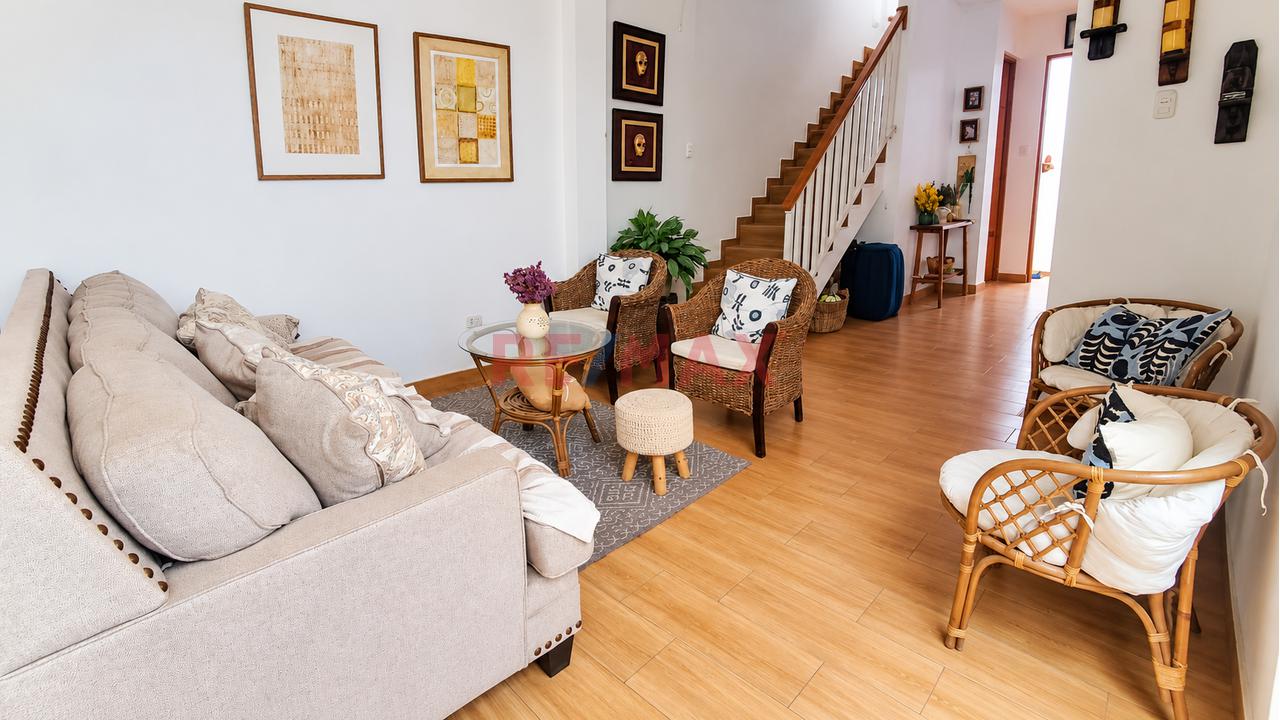 Se Vende Hermosa Y Moderna Casa De 3 Pisos Con Piscina En Excelente Ubicación — foto 6