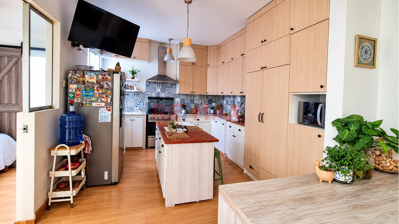 Se Vende Hermosa Y Moderna Casa De 3 Pisos Con Piscina En Excelente Ubicación — foto 7