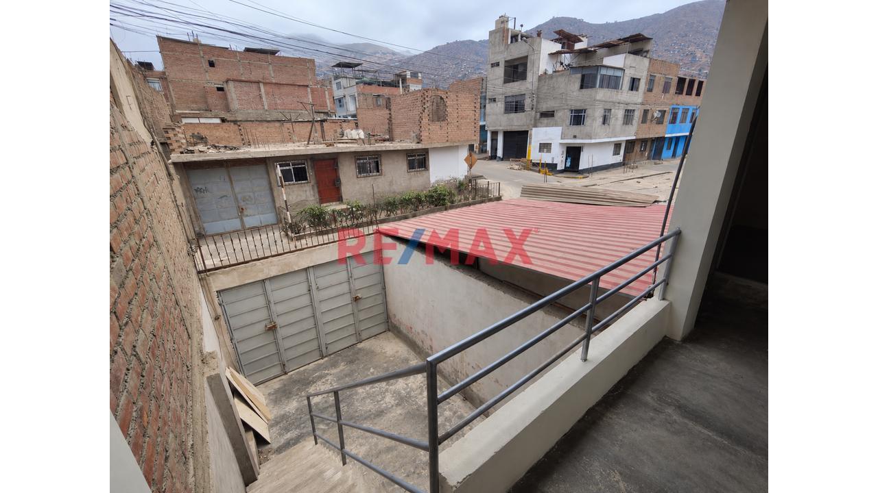 Casa Como Terreno En Venta En Ate | 163.20 M² En Av. Los Rosales | Usd 107,000 - 1