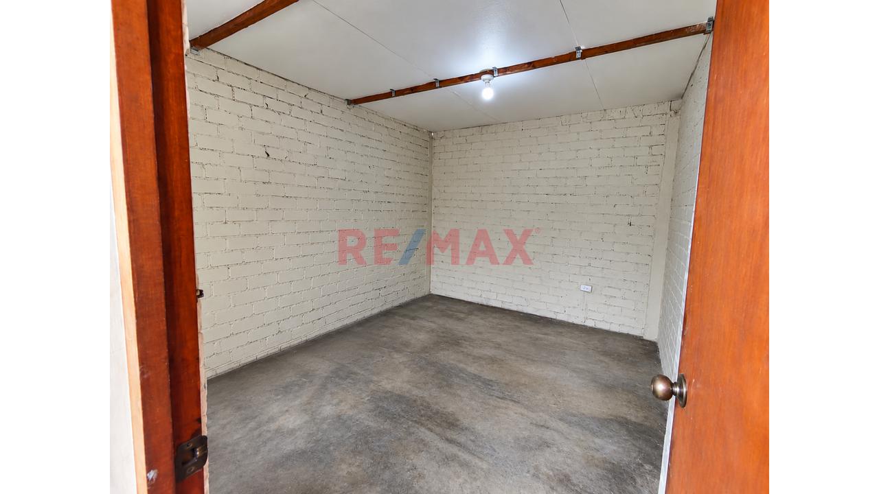 Casa Como Terreno En Venta En Ate | 163.20 M² En Av. Los Rosales | Usd 107,000 - 3