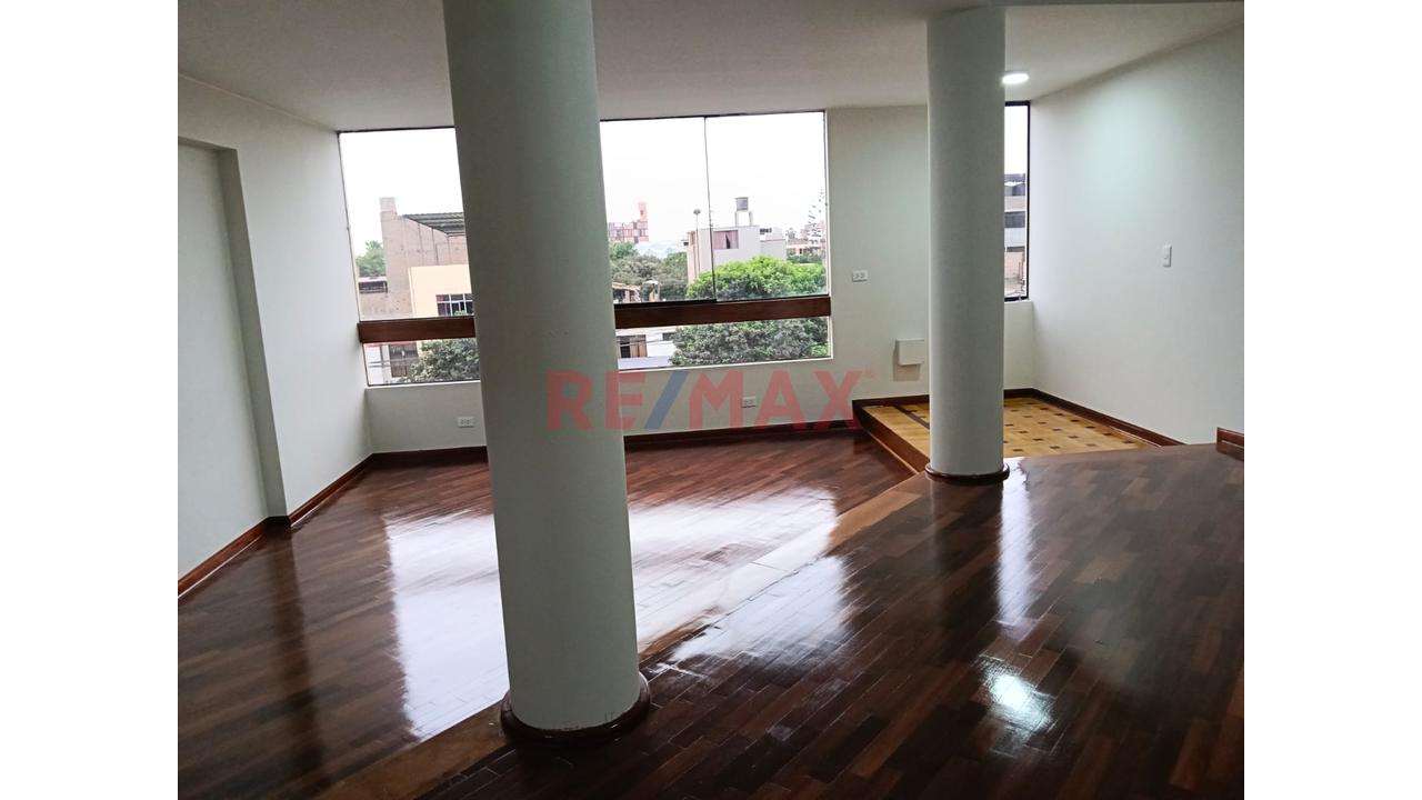 ¡Amplio Departamento De 102 M² En Av. Caminos Del Inca, Surco! — foto 3