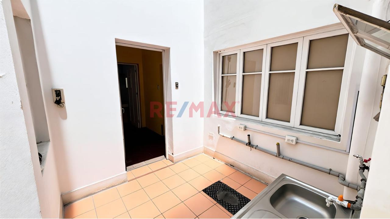 En Alquiler - Local Comercial De 215 M2 / En Primer Piso Con Puerta A La Calle / En La Av. Brasil - Jesus Maria - 17