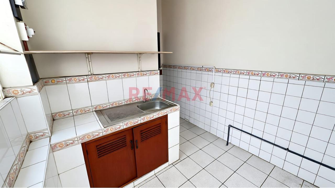 En Alquiler - Local Comercial De 215 M2 / En Primer Piso Con Puerta A La Calle / En La Av. Brasil - Jesus Maria - 18
