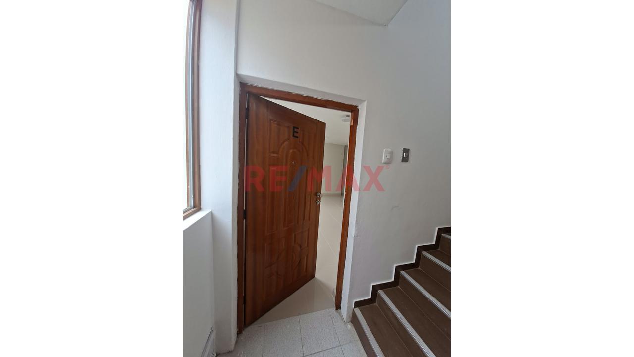 Alquiler Departamentto Remodelado Frente A Parque Distrito De Rimac — foto 2