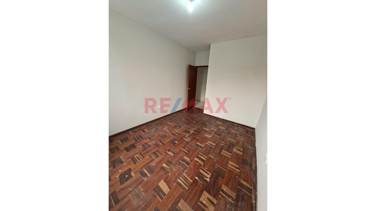 Alquiler Departamentto Remodelado Frente A Parque Distrito De Rimac — foto 2