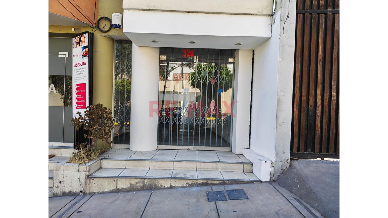 Alquila Local Comercial En Av. Cayma – Excelente Ubicación