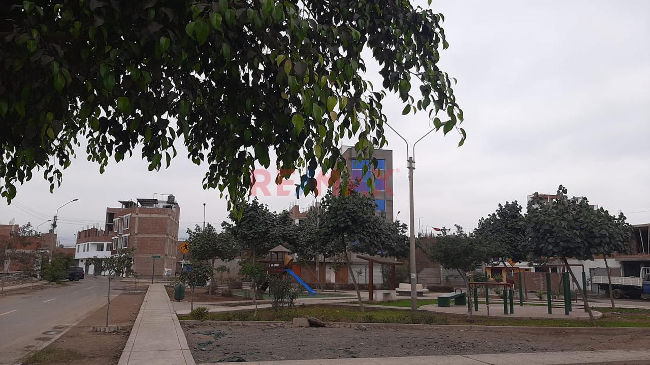 Vendo Terreno En Esquina Y Frente A Parque Urb. Los Ficus De Carabayllo - 2