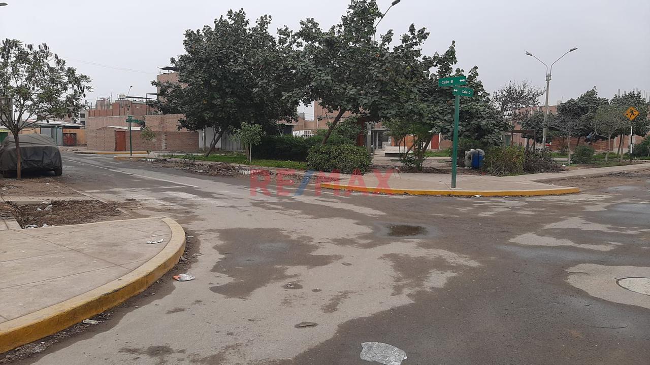 Vendo Terreno En Esquina Y Frente A Parque Urb. Los Ficus De Carabayllo - 4