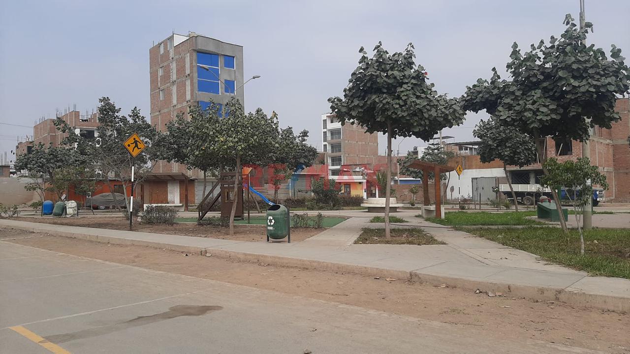 Vendo Terreno En Esquina Y Frente A Parque Urb. Los Ficus De Carabayllo - 3