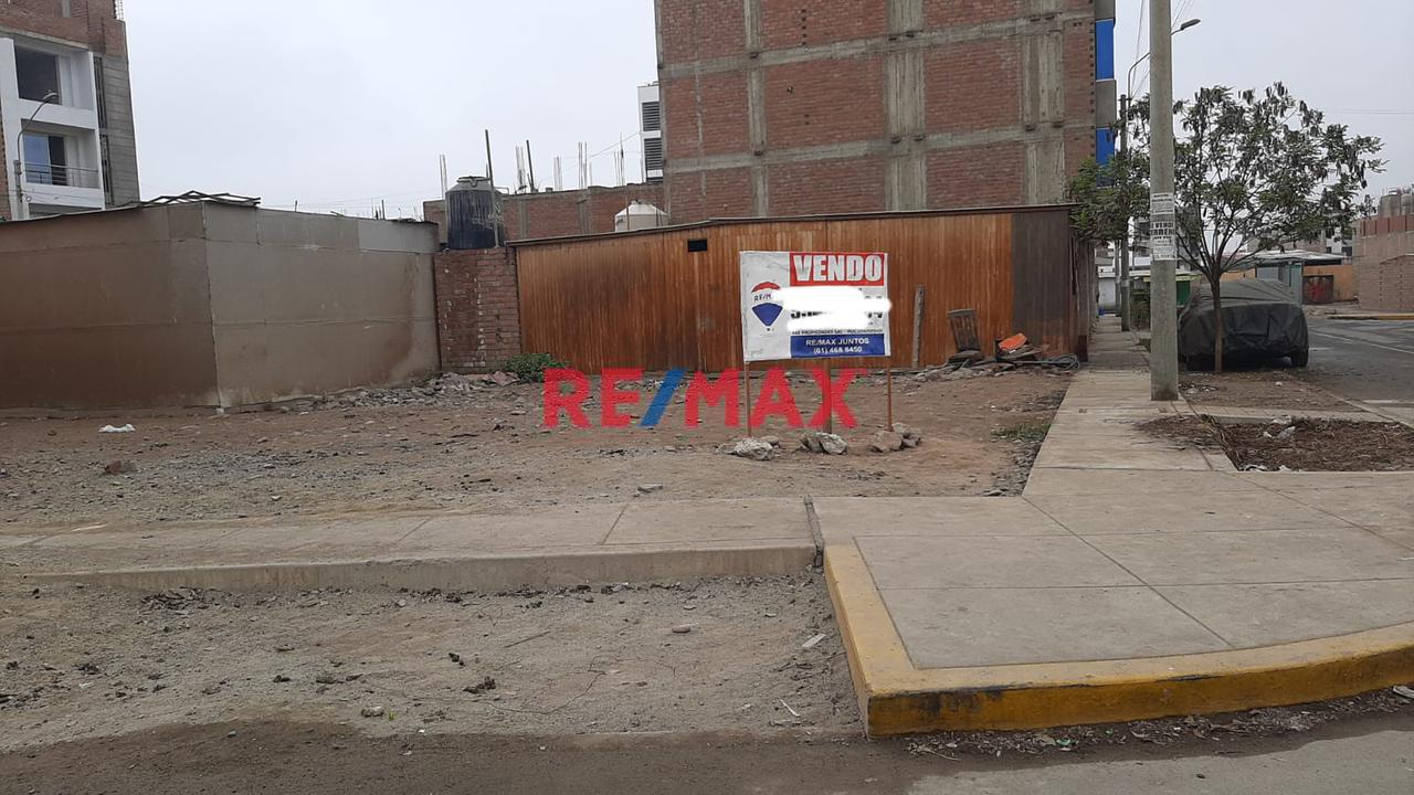 Vendo Terreno En Esquina Y Frente A Parque Urb. Los Ficus De Carabayllo - 1