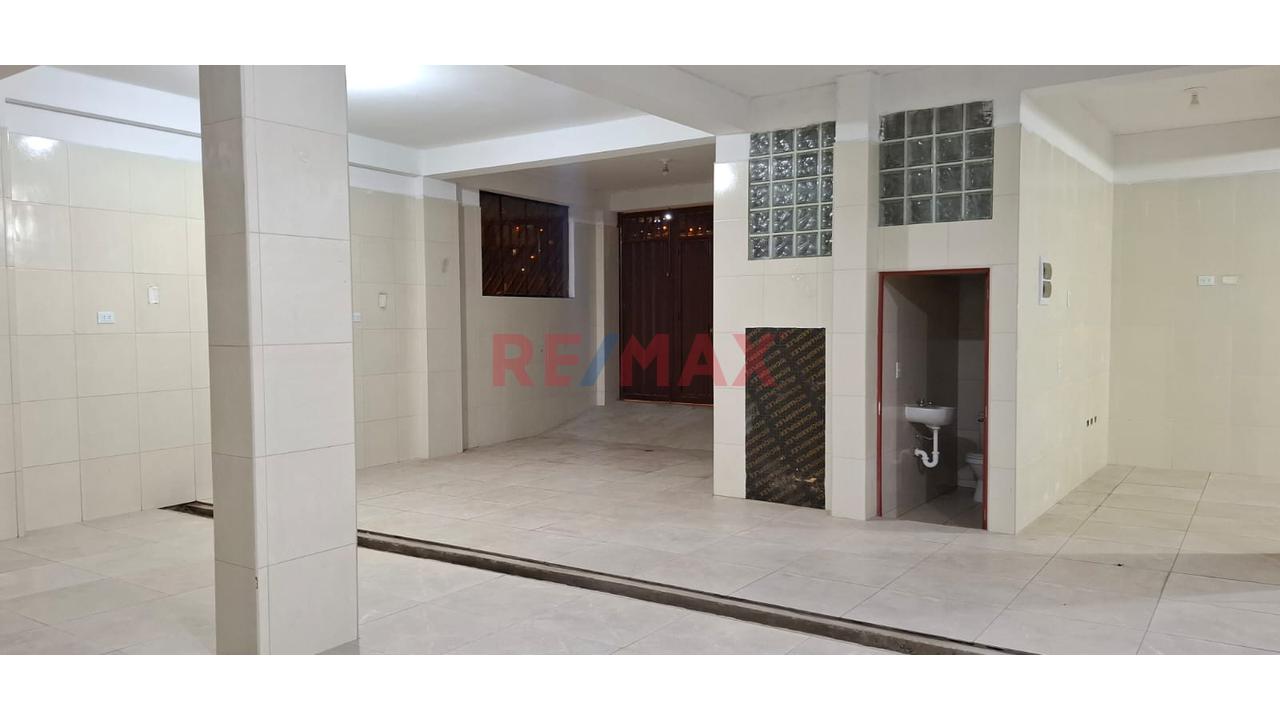 Alquiler De Local Comercial De Estreno De 135 M² Con Doble Frente A Dos Vías En Villa María Del Triunfo! - 3