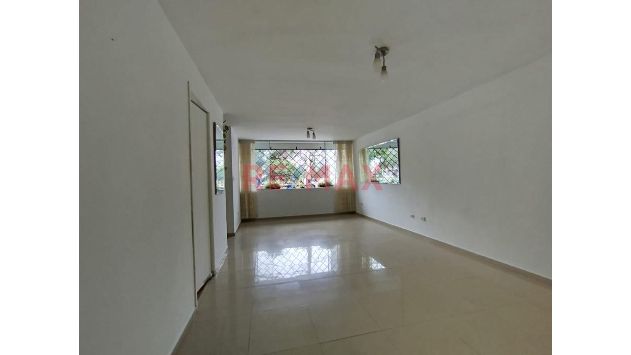 Venta De Depa Primer Piso + Cochera Frente A Parque Ubicacion Estrategica En Vista Alegre Surco — foto 4