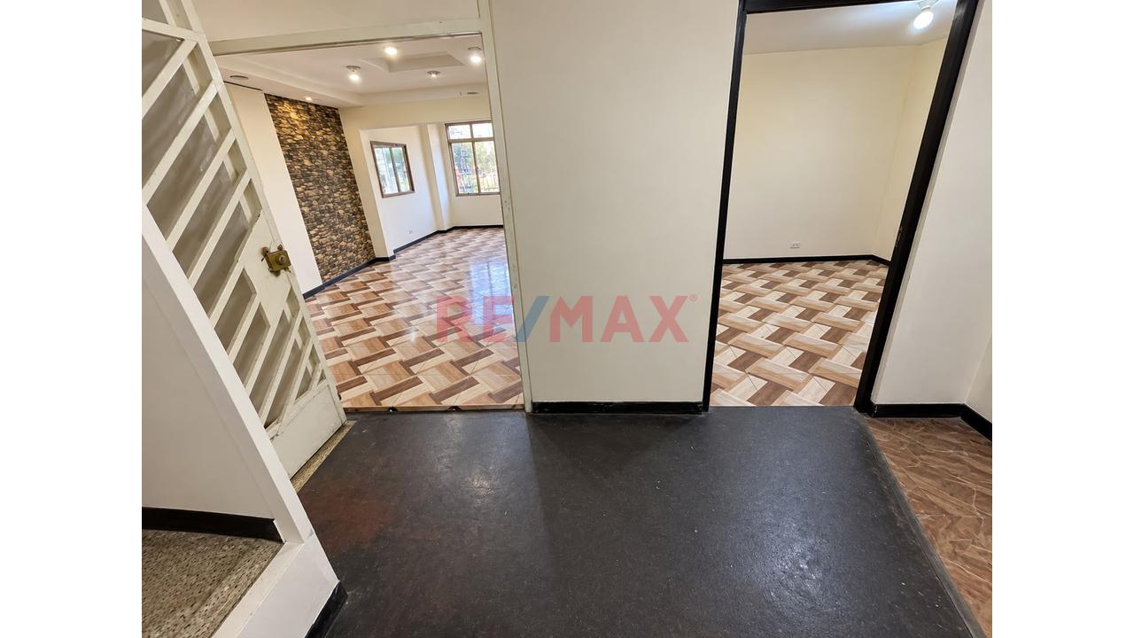 Alquiler De Local Comercial De 120 M² – 2.º Piso | Av. Carlos Izaguirre, Los Olivos - 3