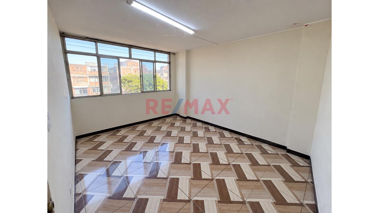 Alquiler De Local Comercial De 120 M² – 2.º Piso | Av. Carlos Izaguirre, Los Olivos - 8