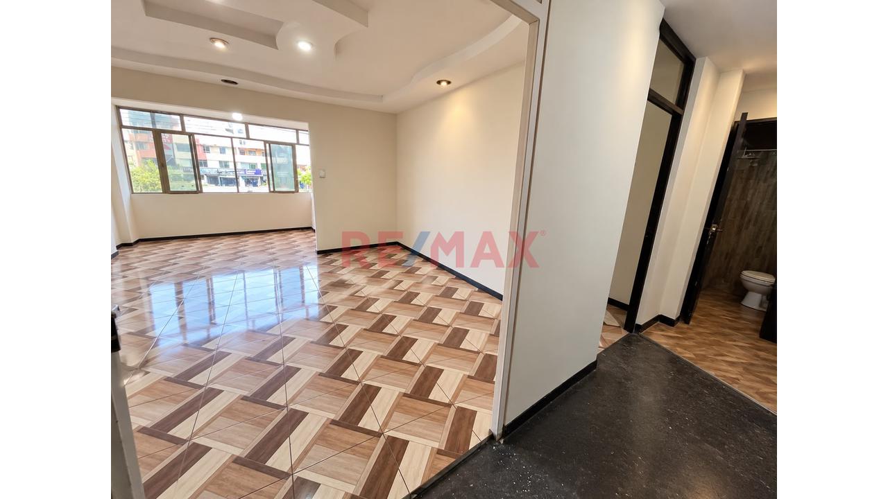 Alquiler De Local Comercial De 120 M² – 2.º Piso | Av. Carlos Izaguirre, Los Olivos - 2