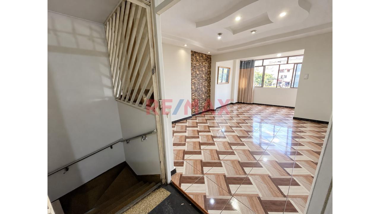 Alquiler De Local Comercial De 120 M² – 2.º Piso | Av. Carlos Izaguirre, Los Olivos - 4